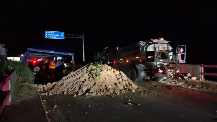 En medio del estado de excepción, articulan bloqueos en tres municipios cruceños y cierran el paso a Beni y Cochabamba