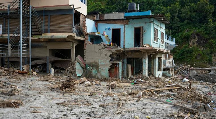 Un joven de 16 años escapa con su abuelo a hombros de la riada