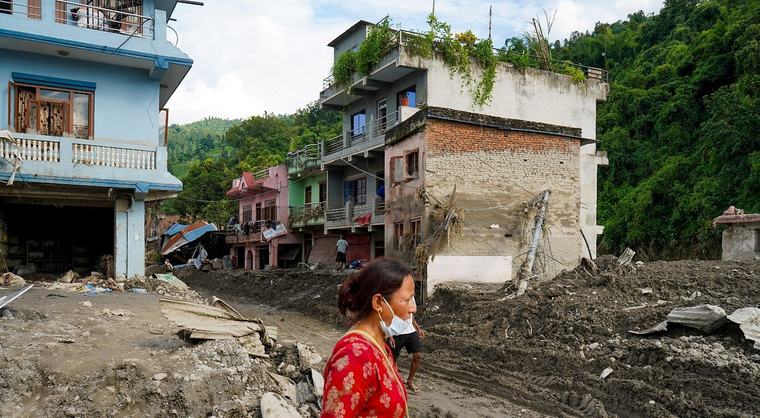 Rescatan con vida a niña de 6 años tras 60 horas desde riada en Nepal