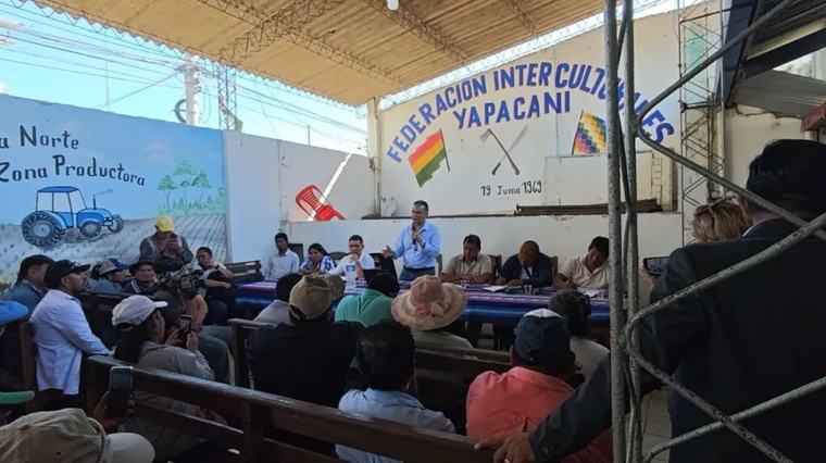 Ministro de Defensa instala diálogo con productores en Yapacaní tras lograr acuerdos en Cuatro Cañadas