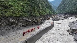 China y Nepal retoman labores de emergencia tras amenaza de nuevo desbordamiento en la cordillera