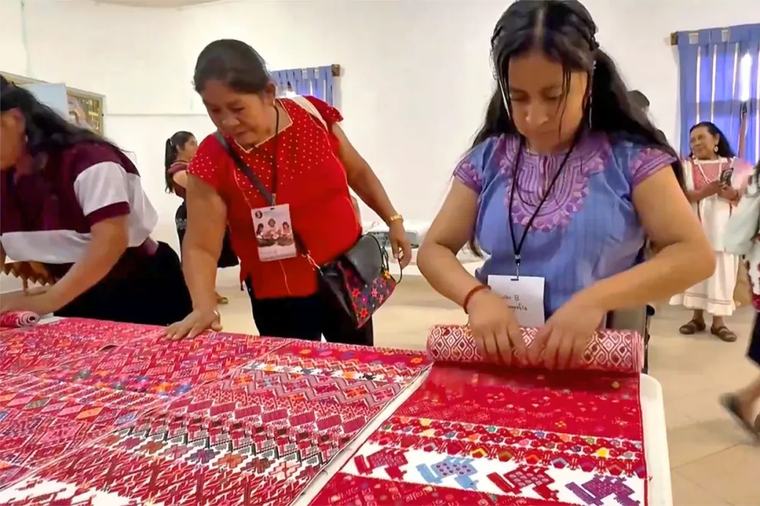 Artesanas tsotsiles mexicanas crean catálogo para defender tejidos de las grandes marcas