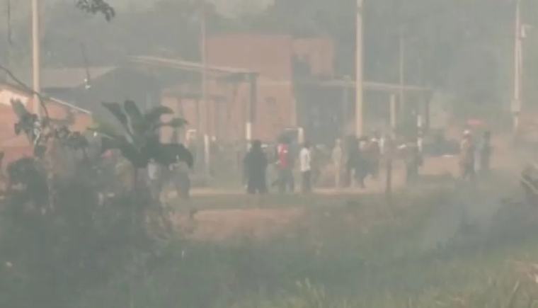 En medio de resistencia, militares y policías intervienen el bloqueo Santa Cruz-Beni y comienzan a despejar la carretera