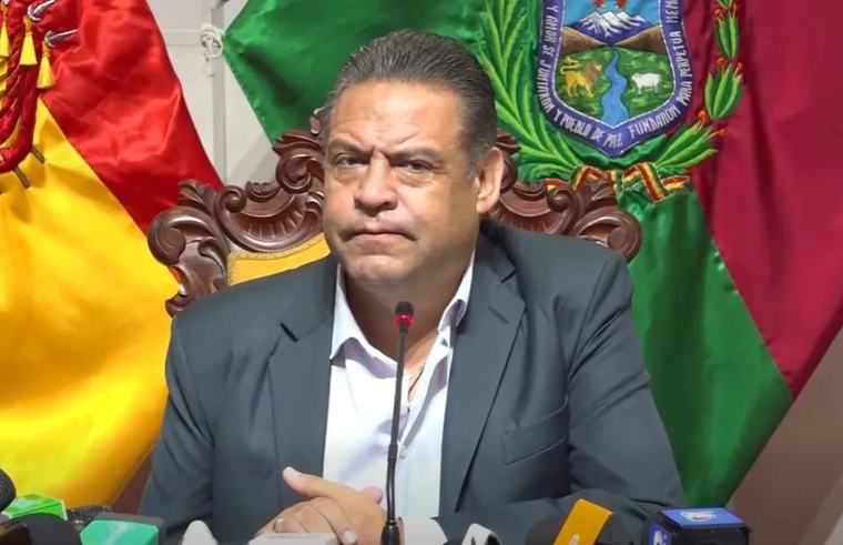 Revilla anuncia proyecto de ley para paralizar incremento de sueldos de máximas autoridades de la Gobernación