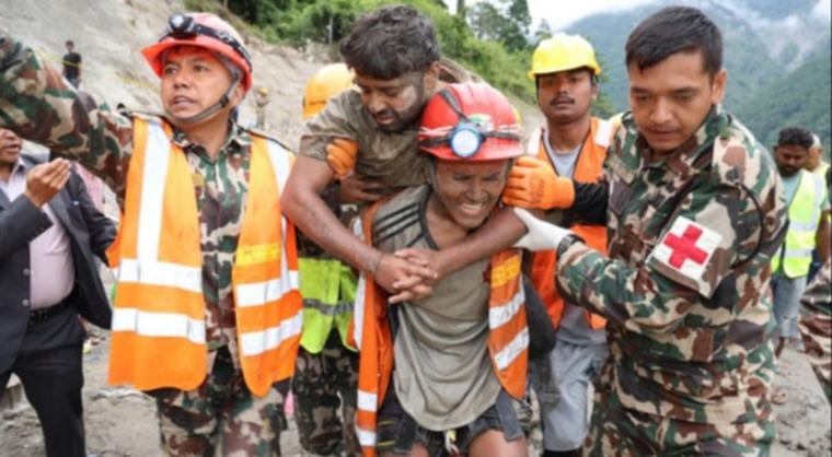 Rescatan con vida a dos trabajadores de un túnel en Nepal