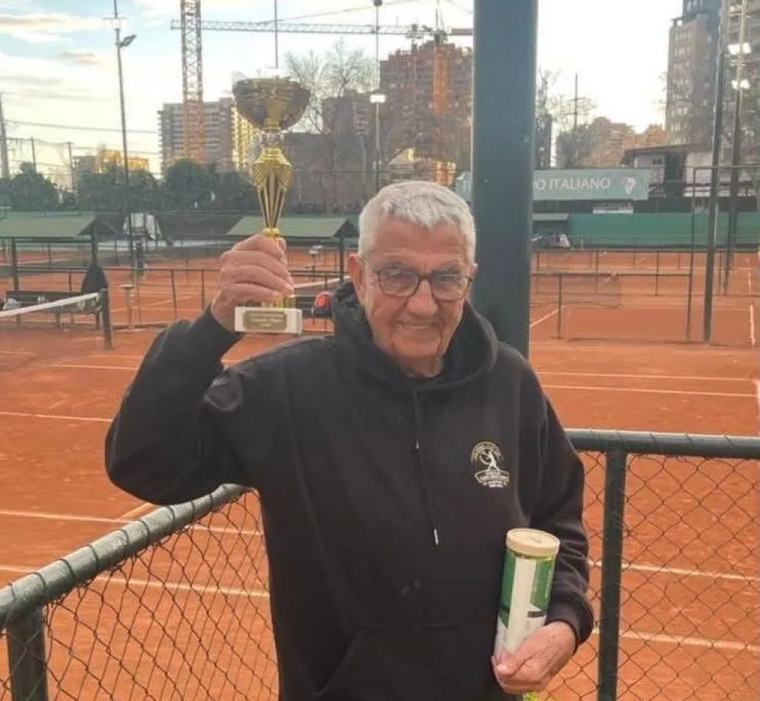 Con 81 años, el boliviano Fernando Sattori se consagra campeón del MT400 Santiago