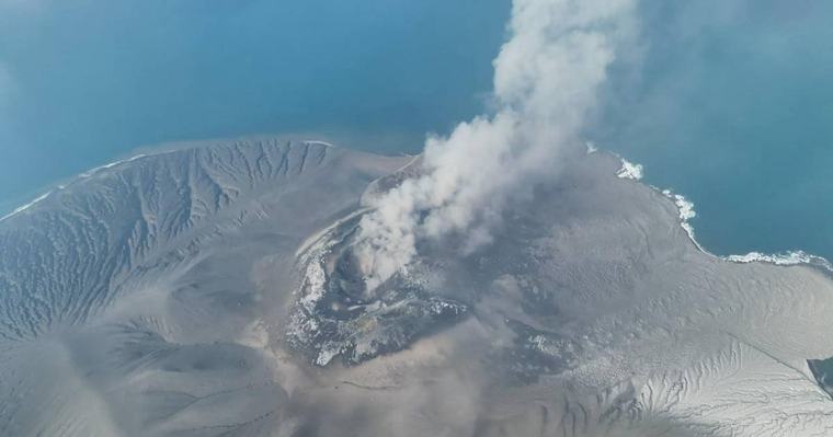 Reabren varios aeropuertos de Indonesia tras crisis aérea por erupción volcánica