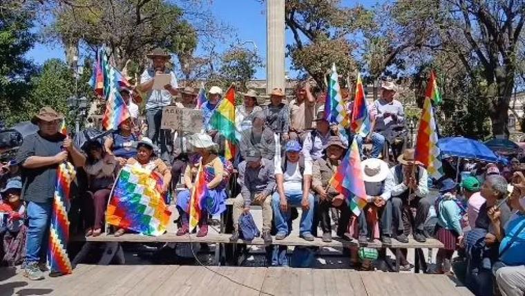 Marcha en Cochabamba concluye en cabildo que exige la abrogación del DS 5676 y sale en defensa de Evo Morales