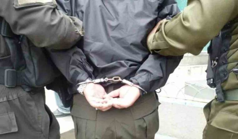 Policía acusado de agredir y amenazar a su esposa es enviado a la cárcel