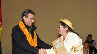Presidente Paz Pereira firma convenios con seis municipios de Tarija para construir tinglados