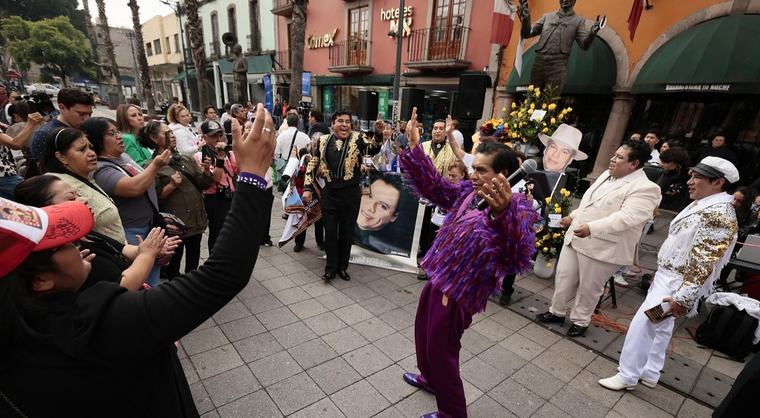 México vuelve a cantarle a Juan Gabriel 10 años después de su muerte
