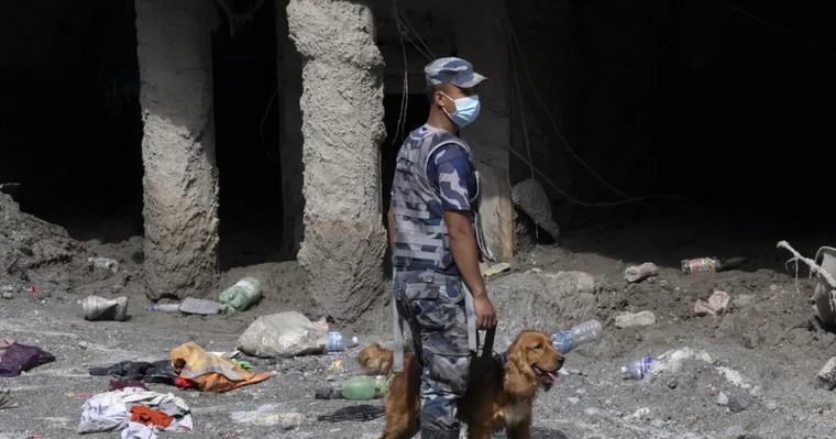 El “hombre de los túneles” busca vida bajo tierra 13 días después de la riada en Nepal