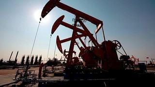 El petróleo sube más de un 3 % tras reanudarse los ataques entre EE.UU. e Irán