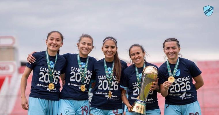 Claure reaparece tras un mes de silencio para felicitar al equipo femenino de Bolívar por el campeonato
