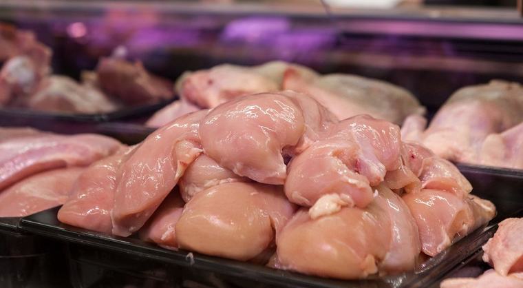 Precio del pollo baja y llega hasta Bs 14 en mercados de La Paz