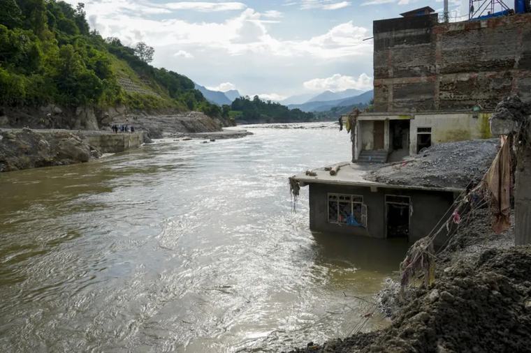 El pueblo de Nepal enterrado hasta los tejados y con sus muertos aún dentro