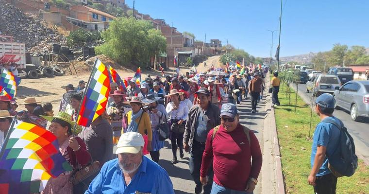 Evistas marchan en la ciudad de Cochabamba en contra del decreto del diésel