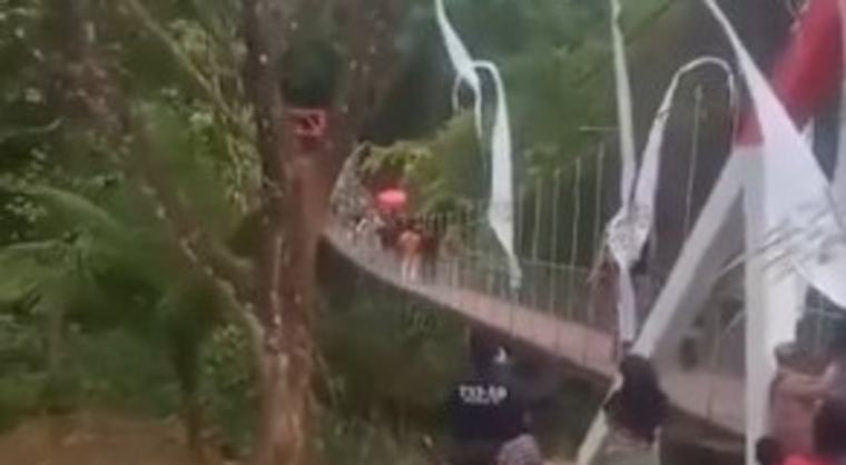 Puente colgante colapsa en plena ceremonia de inauguración