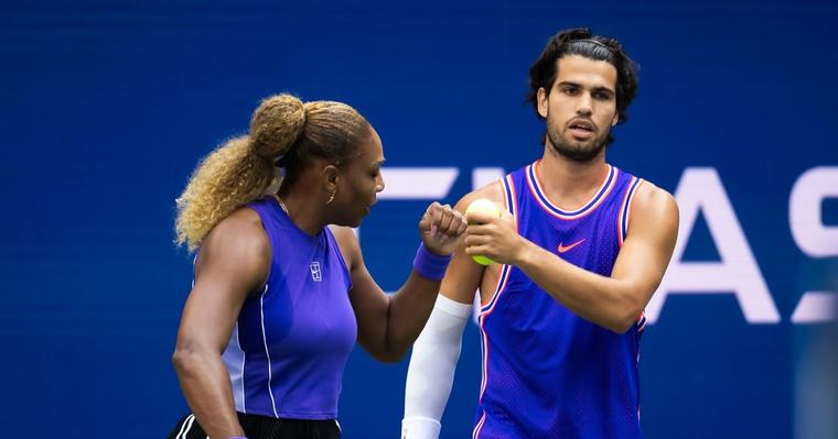 Alcaraz reaparece 4 meses después y avanza en el dobles mixto junto a Serena Williams