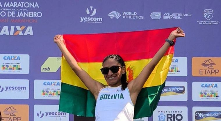 Jhoselyn Camargo gana medalla de plata en Media Maratón de Santiago