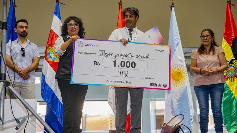 Cochamun otorga el premio "Mejor proyecto social" a la carrera Prótesis Dental de UNITEPC