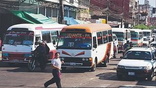 La gente padece con micros viejos e inseguros a la espera del ordenamiento del transporte