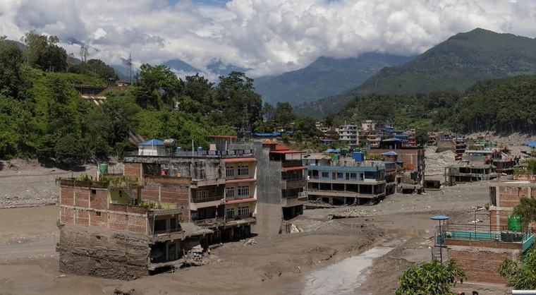 Un maestro salva a más de 1.600 alumnos en medio del desastre en Nepal