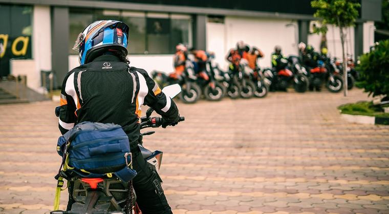Video impactante: motociclista se salva por segundos de ser aplastado