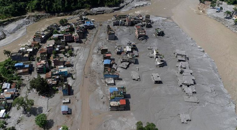 Rescate en Nepal: trabajadores son salvados del interior de un túnel
