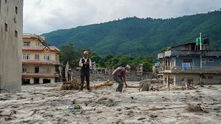 Un joven de 16 años escapa con su abuelo a hombros de la riada que arrasó su casa en Nepal