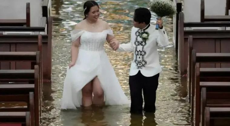 Ni las fuertes inundaciones pudieron detener esta boda (video)