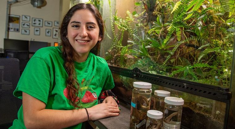 Científica boliviana gana premio por proteger ranas andinas
