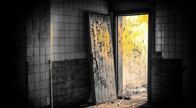 Mujer se salva de ser aplastada por una puerta que cayó del cielo