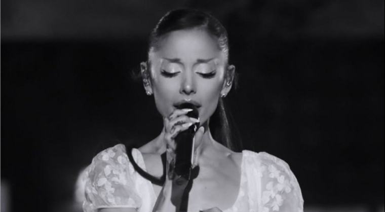 Ariana Grande cerró entre lágrimas su gira "Eternal Sunshine"