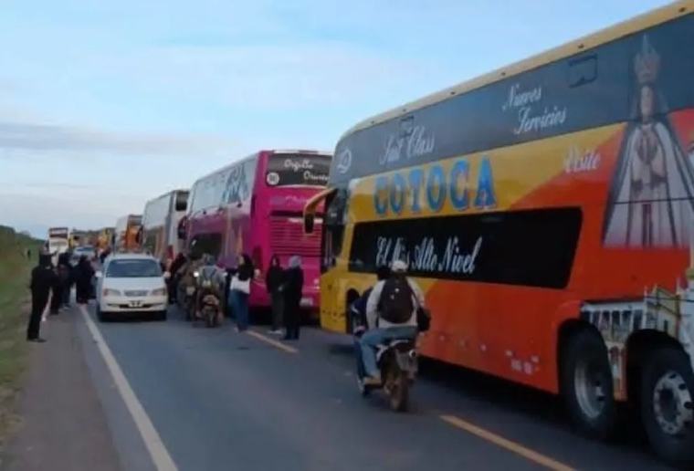 Productores retoman el bloqueo entre Santa Cruz y Beni en contra del diésel a Bs 18, la presión no cesa