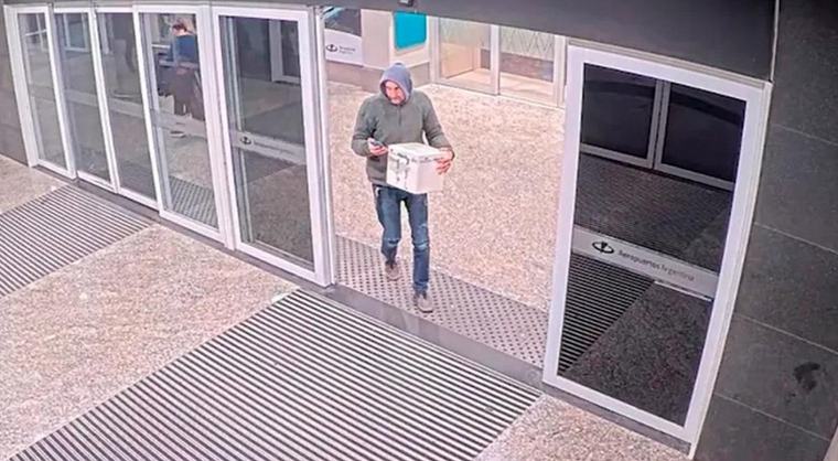 Dejó un riñón "como broma" en un aeropuerto y terminó detenido