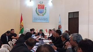 Cívicos plantean importación y venta libre de combustibles para acabar con las filas