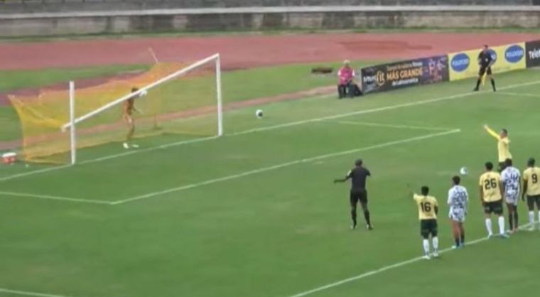 [ VIDEO] Travesaño le cae en la cabeza a un arquero en pleno penal