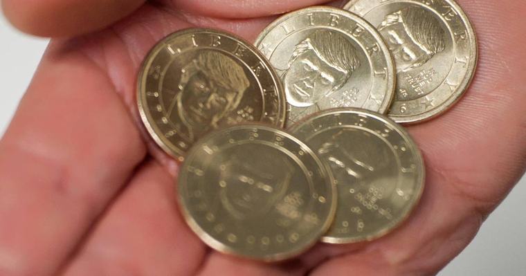 ¡Se agotaron en horas! Así son las monedas de $us 1 con el rostro de Donald Trump