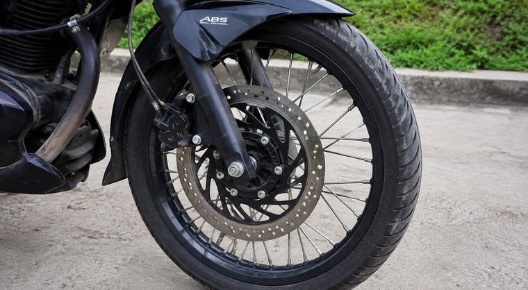 ¡Impactante! Motociclista choca contra un autobús y termina dentro