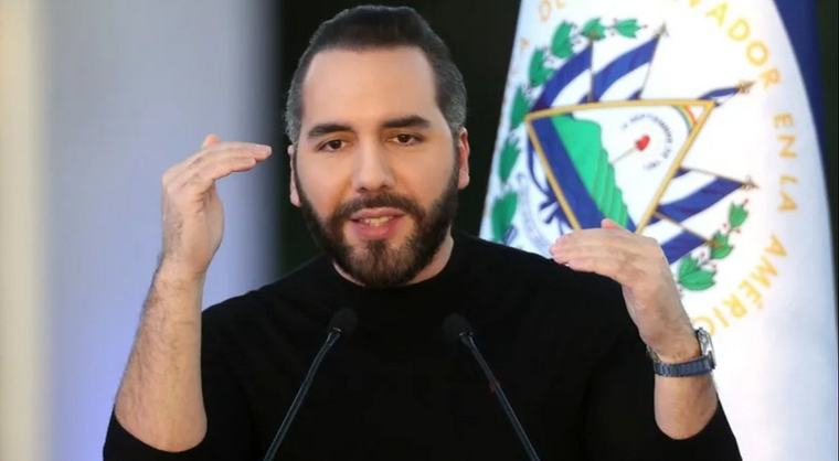 Bukele destaca avances de estudiantes que utilizan tutores con IA