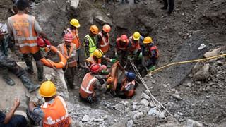 "Es una sucesión de milagros": el increíble rescate de dos trabajadores tras 9 días atrapados en un túnel por la avalancha en la frontera entre Nepal y Tíbet