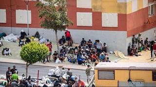 España: El Gobierno llama a la calma tras una noche de protestas y disturbios en Ceuta