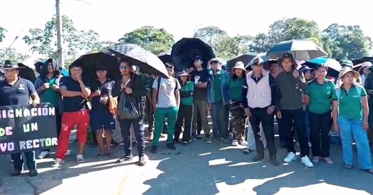 Universitarios del trópico levantan bloqueo instalado en la carretera Cochabamba-Santa Cruz