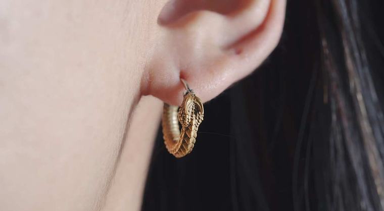 Arrestan a dos hombres por robar aretes de oro a una mujer fallecida
