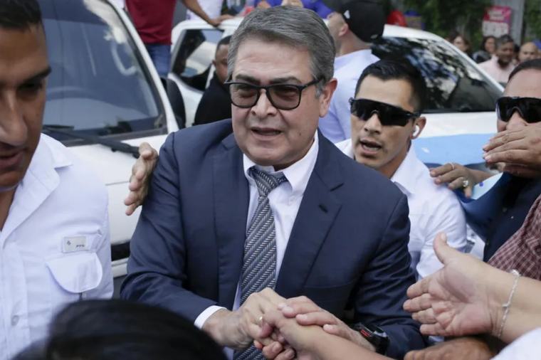 Juez cierra el caso por fraude y lavado contra expresidente de Honduras indultado en EEUU