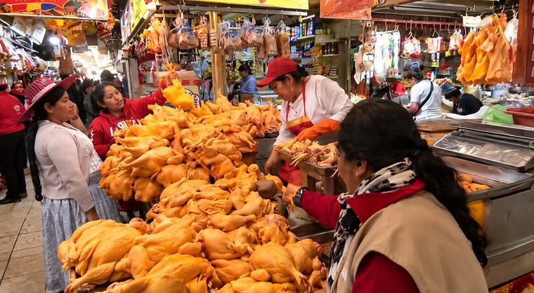 Baja precio del pollo y comerciantes reportan más ventas en Cochabamba