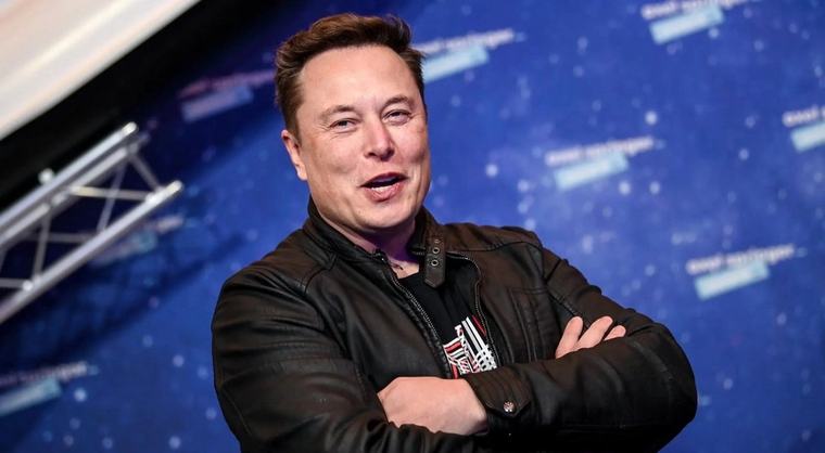 Elon Musk predice el fin del smartphone: “En 2030 ya serán obsoletos”