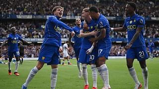 Chelsea vuelve a ganar en un partidazo y Dibu Martínez debuta con victoria