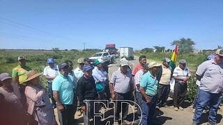 Productores y Gobierno gestionan diálogo, pero mantienen los bloqueos en carreteras de Santa Cruz